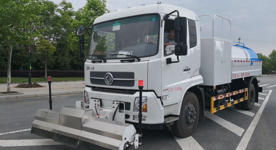 东风天锦路面清洗车