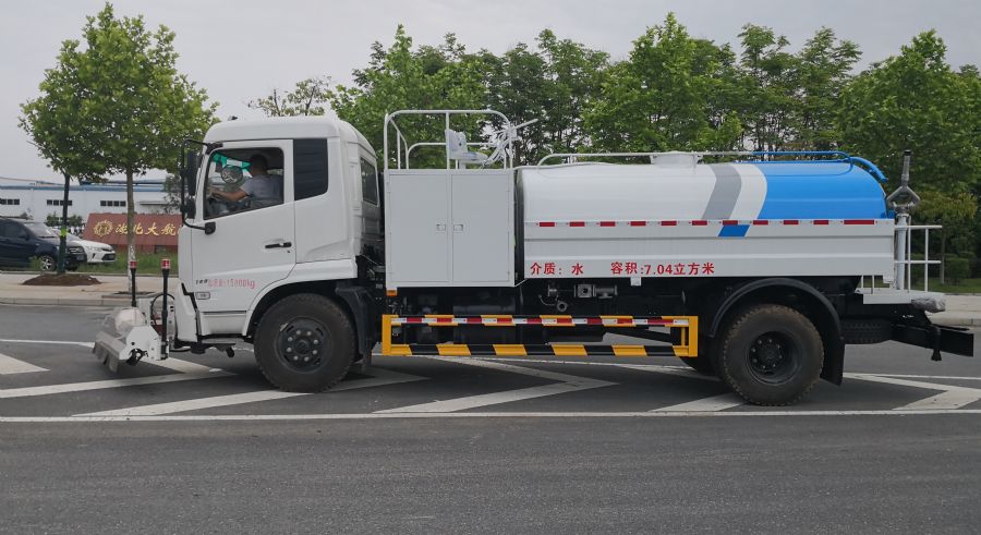 东风天锦路面清洗车
