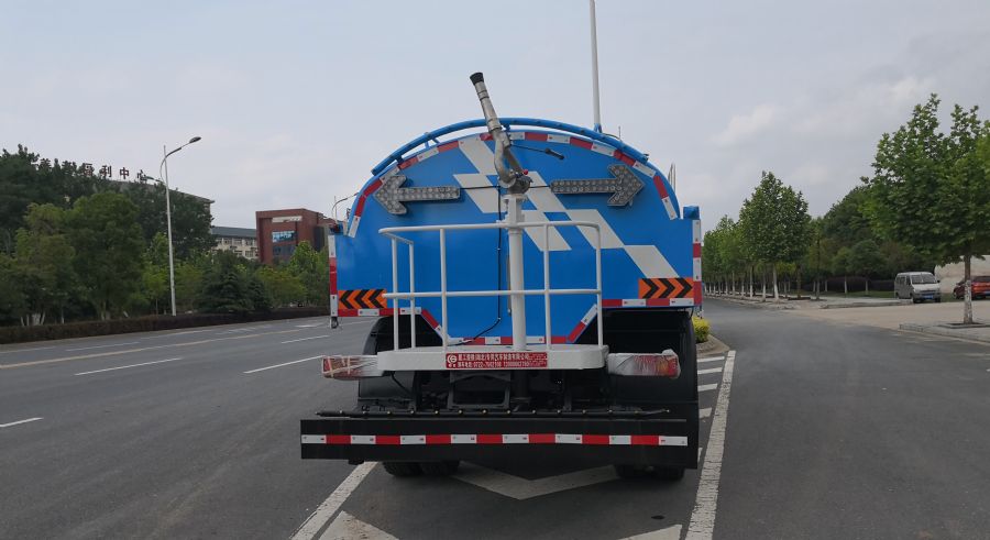 东风天锦路面清洗车