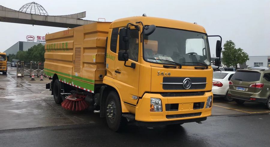 东风天锦新款驾驶室洗扫车