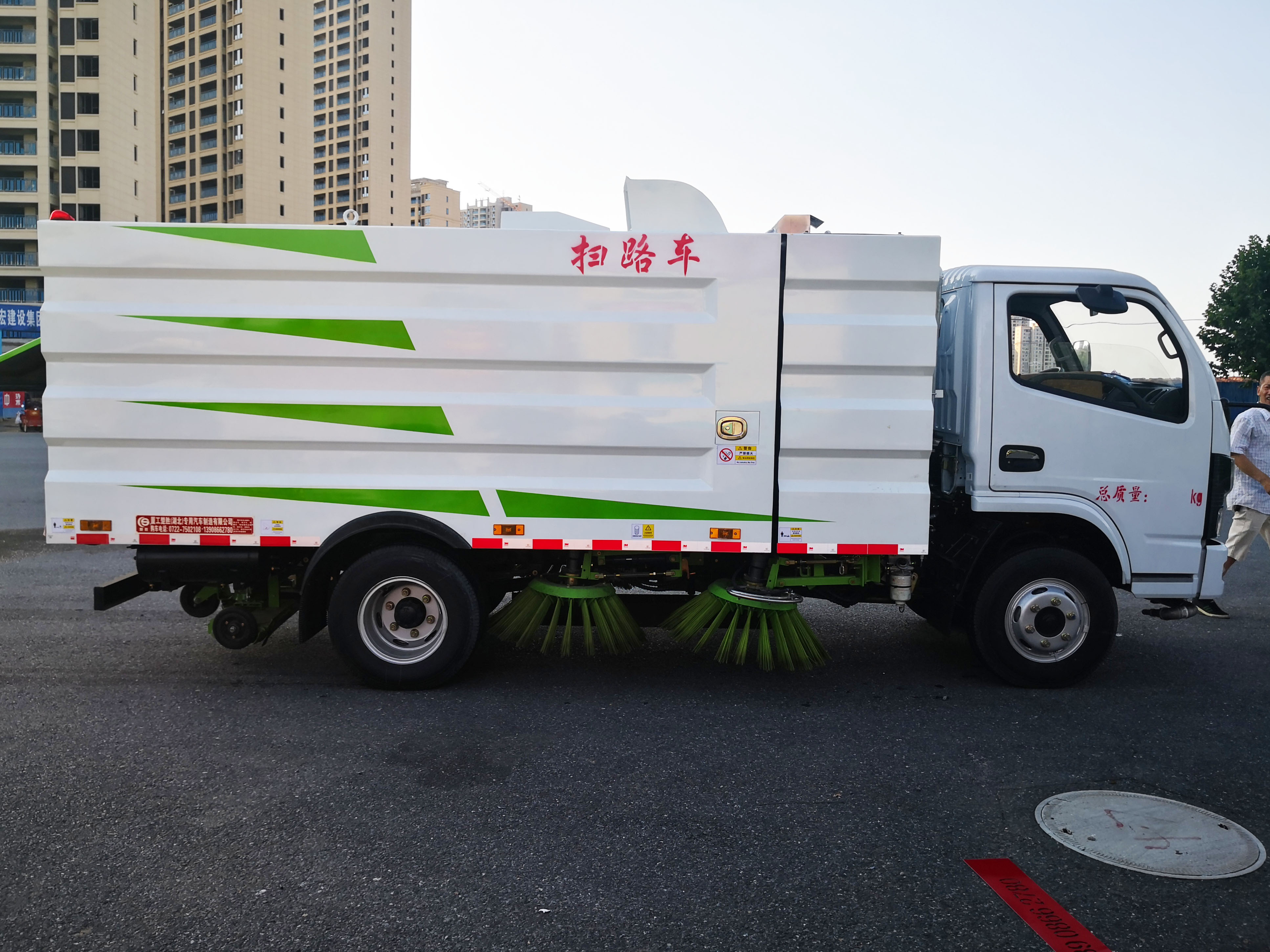国六多利卡D6扫路车