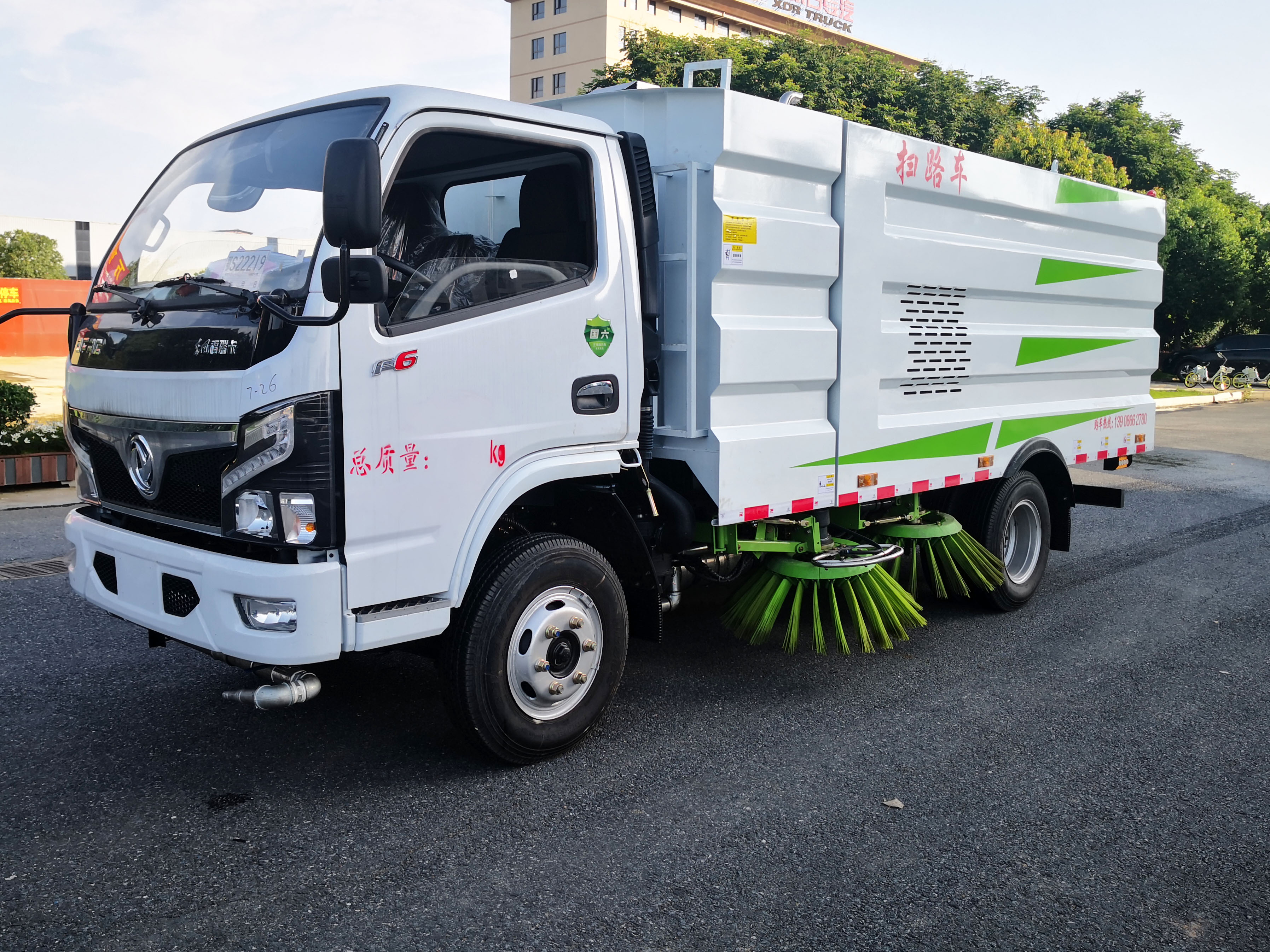 国六多利卡D6扫路车