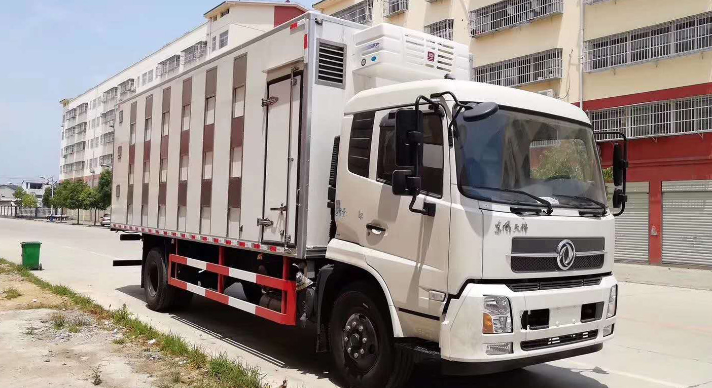 东风天锦畜禽运输车
