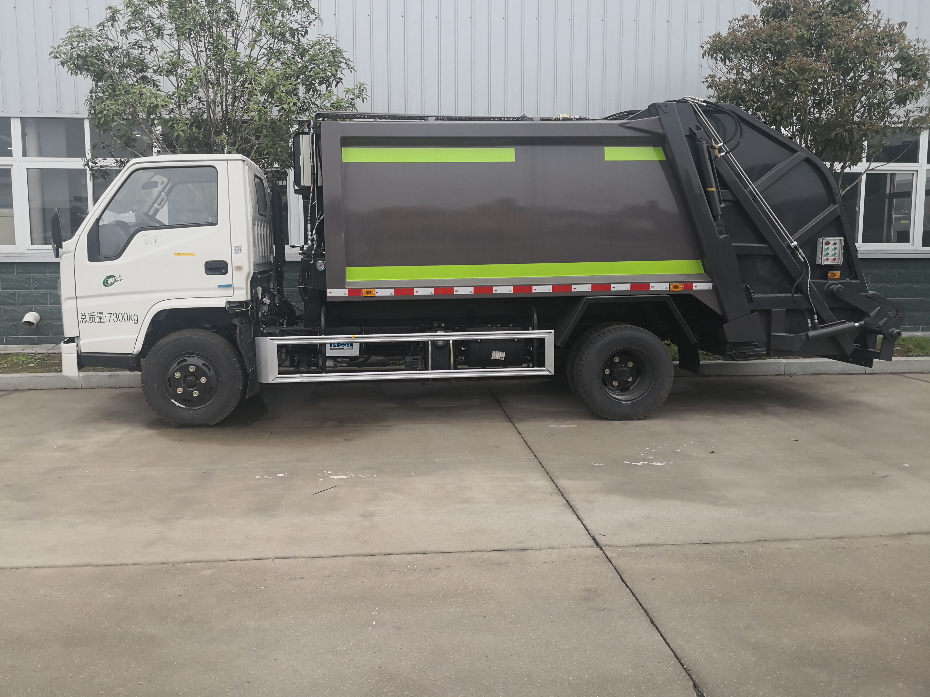 江铃可下地下室压缩式垃圾车