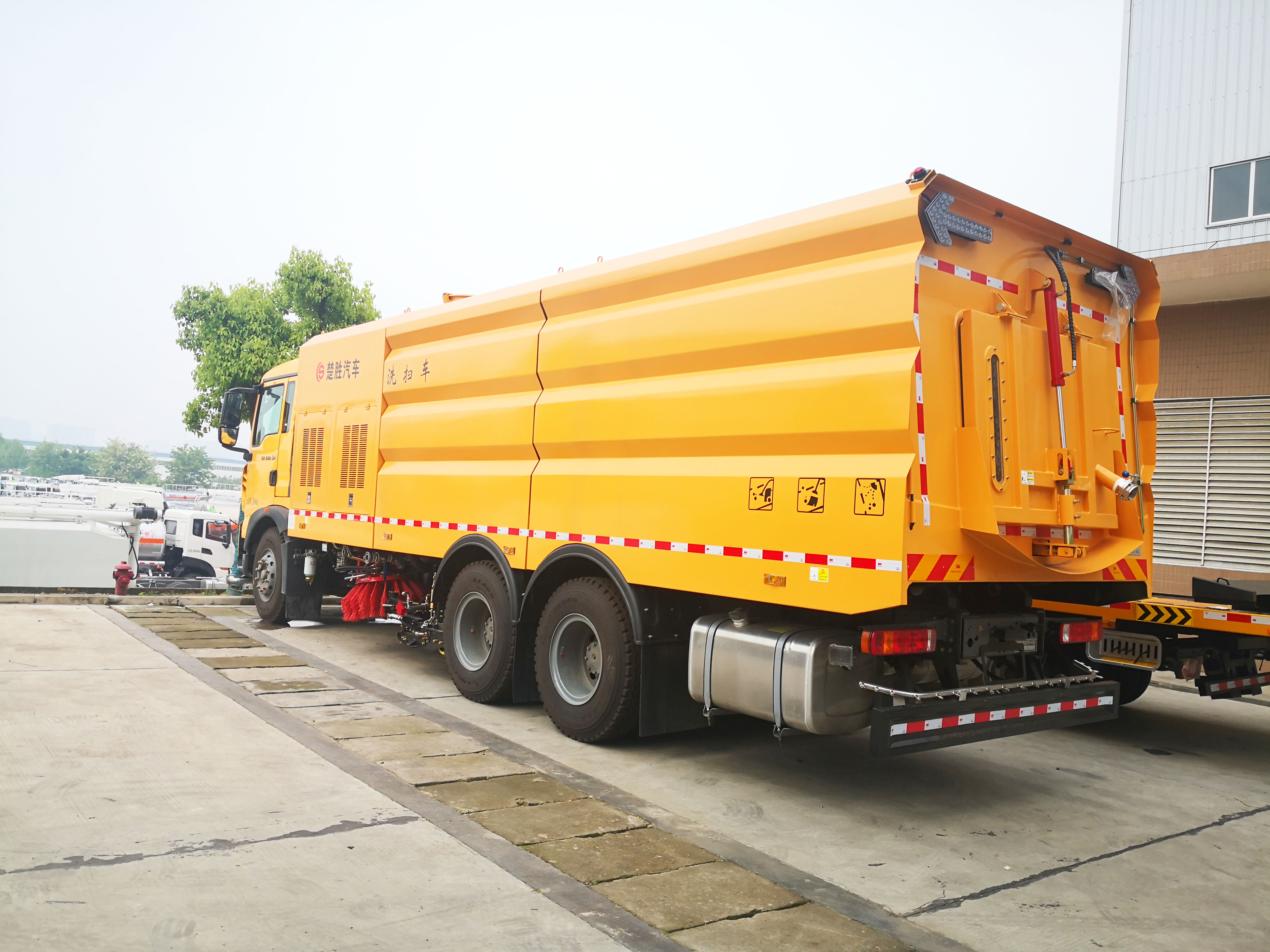 重汽豪沃后双桥洗扫车