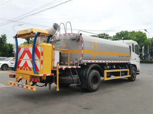 东风天锦防撞缓冲车