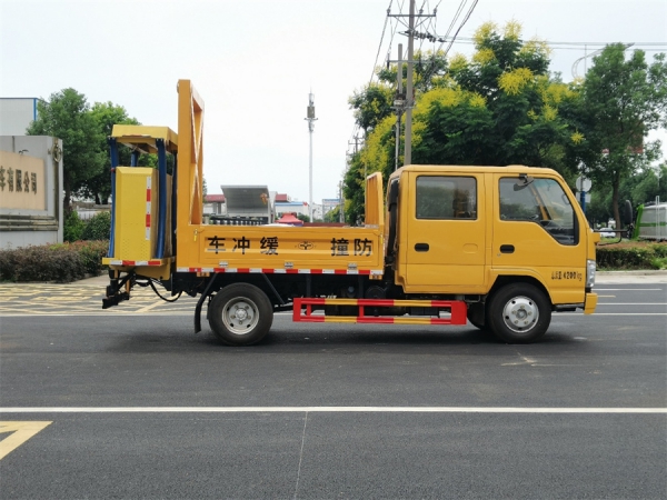 五十铃70K防撞缓冲车