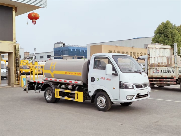 东风途逸2方蓝牌洒水车
