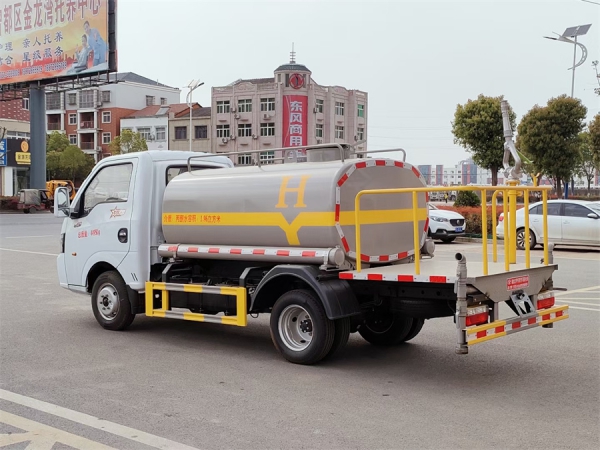 东风途逸2方蓝牌洒水车