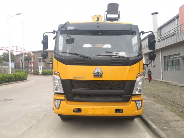 重汽豪沃带吊清障车