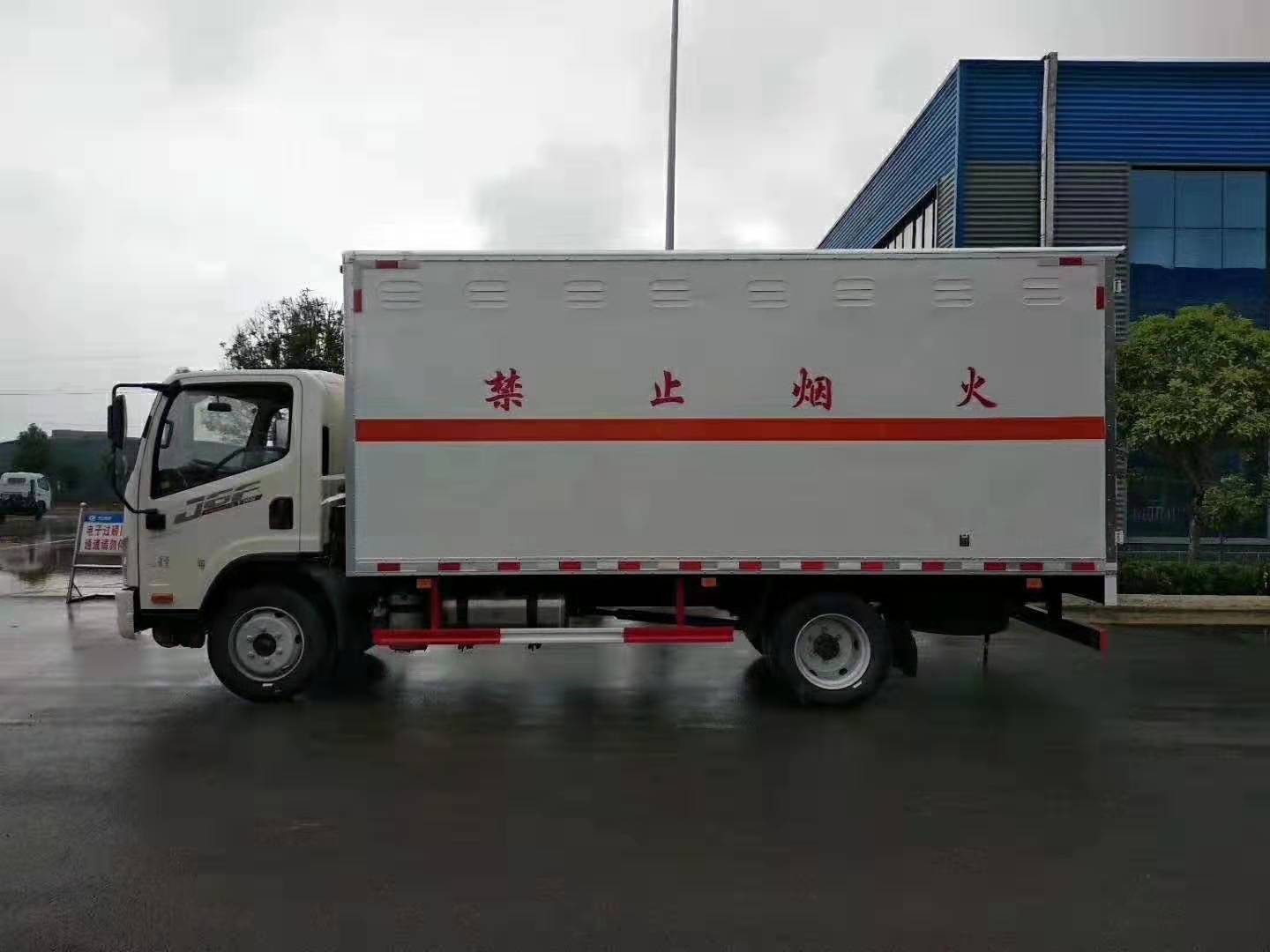解放5.1米(额载7吨)气瓶厢式运输车