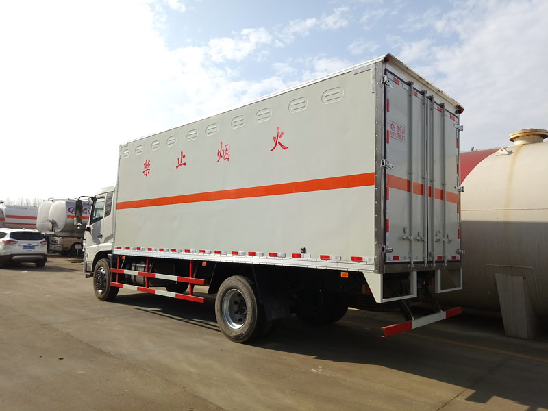 天锦6.6米(9.9吨)气体厢式车