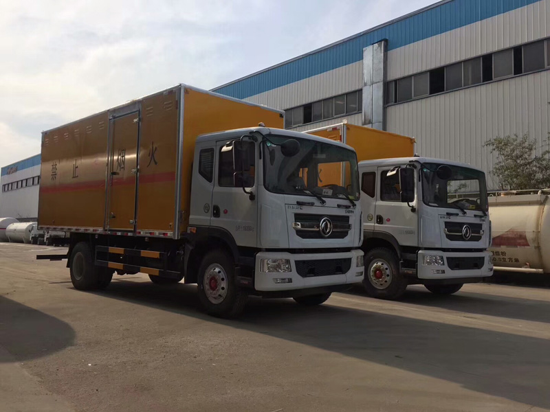 东风6米3 9.9吨爆破器材车