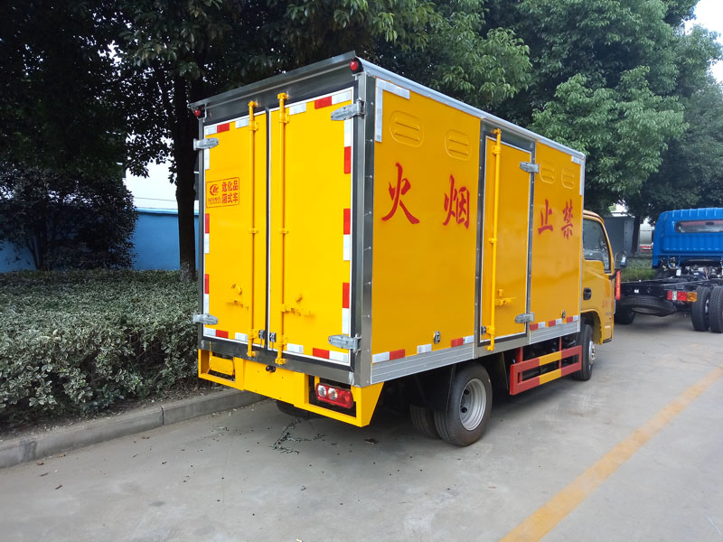跃进3.3米柴油(蓝牌)杂项危险品厢式车