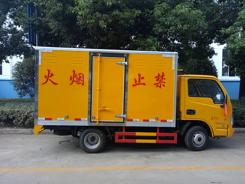 跃进3.3米柴油(蓝牌)杂项危险品厢式车